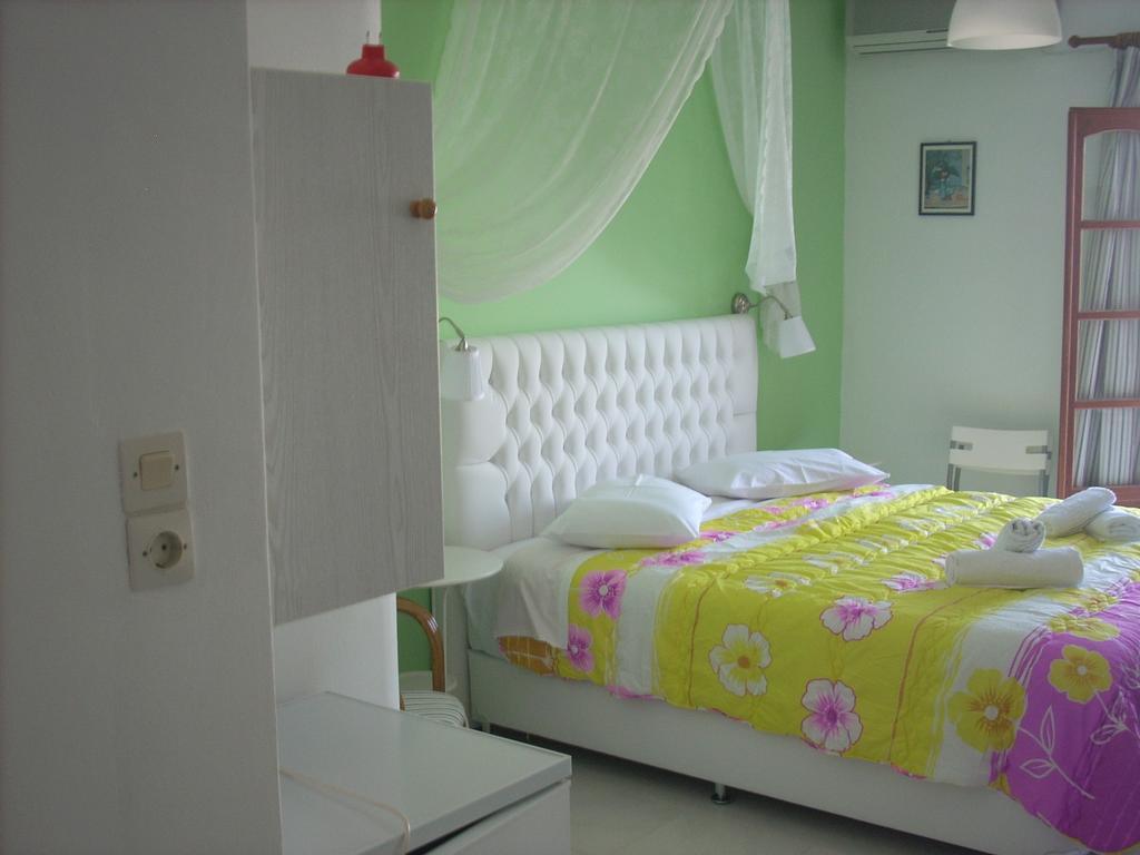 Azolimnos Bay Aparthotel Exteriör bild