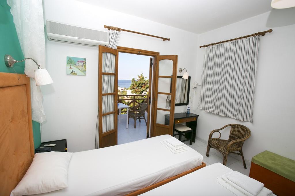 Azolimnos Bay Aparthotel Exteriör bild