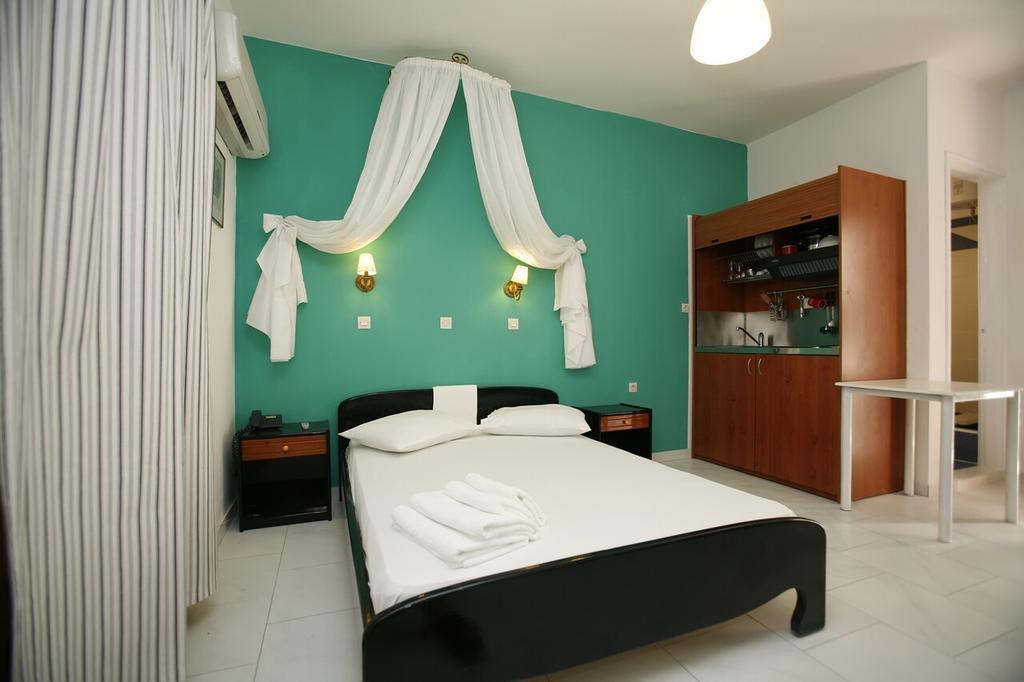 Azolimnos Bay Aparthotel Exteriör bild